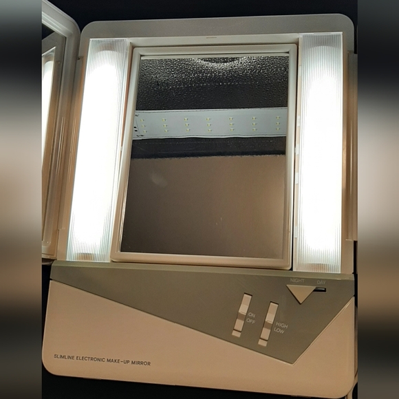 Slimline Electronic Make-up Mirror Adjustable Two-Way Mirror Receptical Plug - Picture 8 of 10